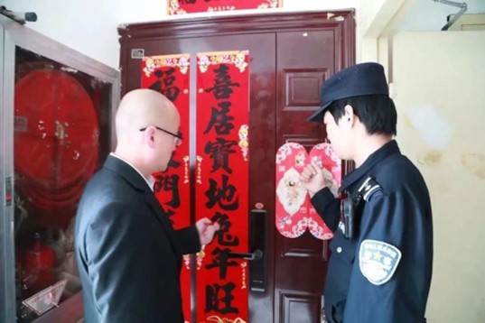 庐阳法院执行法官带领法警上门清场.jpg