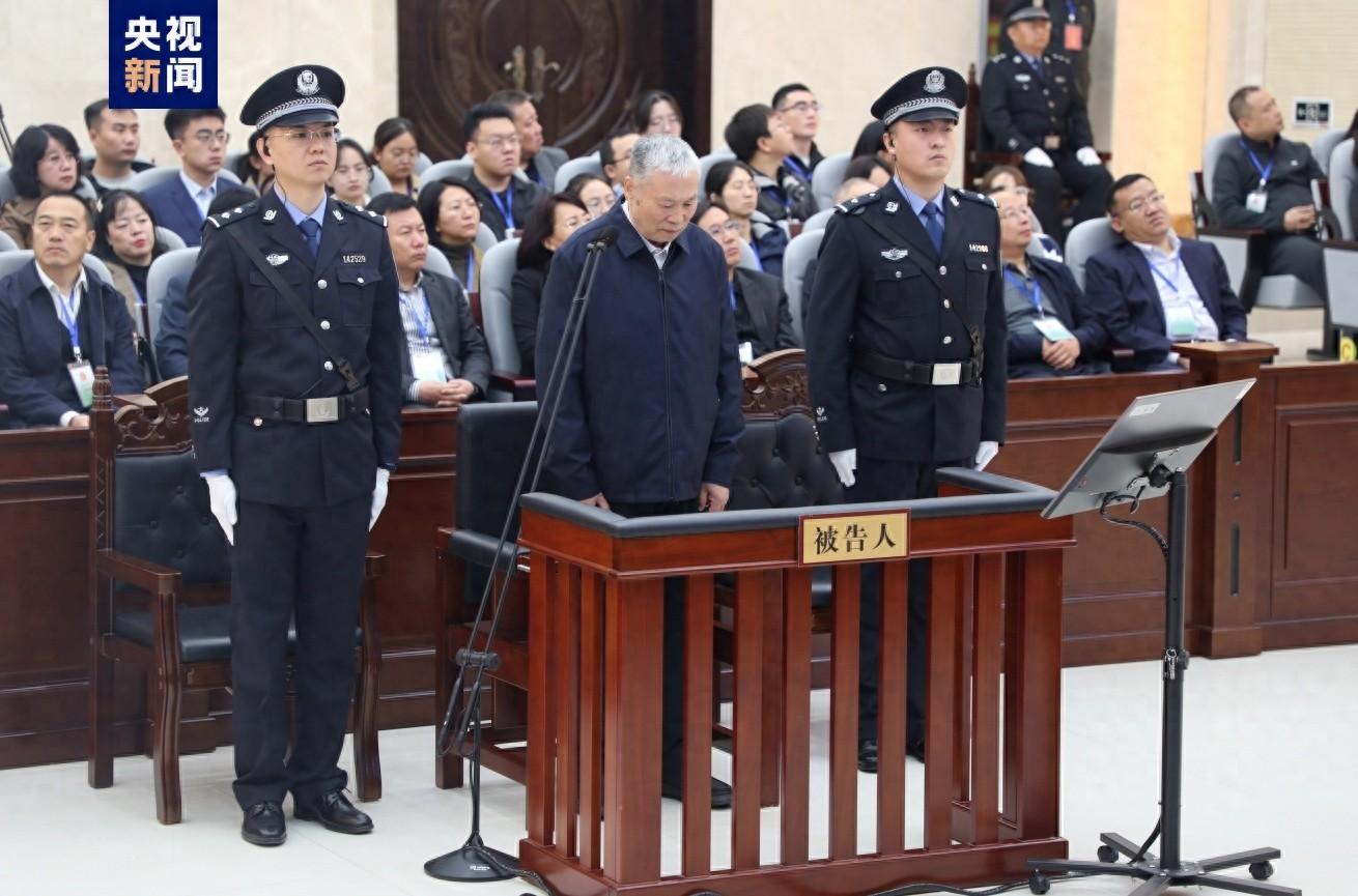 内蒙古高院院长胡毅峰受贿受审.jpg
